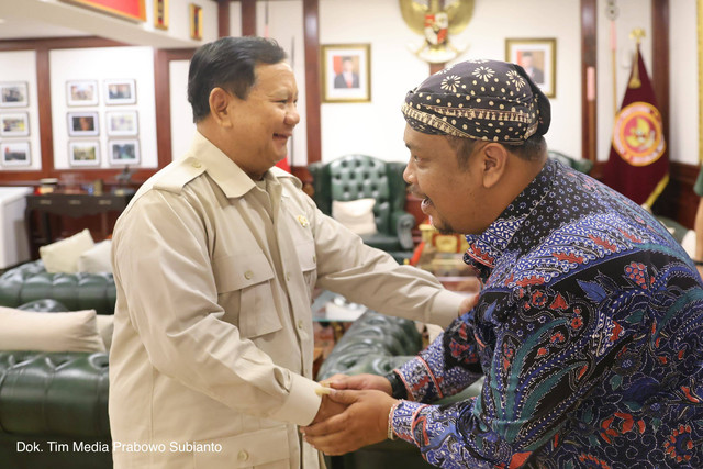 Capres nomor urut 2 Prabowo Subianto bertemu Agus Purwanto yang dikenal dengan Abah Lala di Kemenhan, Jakarta. Foto: Dok. Tim Media Prabowo Subianto
