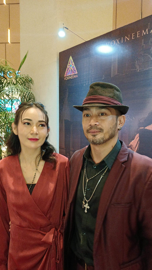 Yama Carlos dan Carina Ivola di Kawasan Kuningan, Jakarta Selatan. Foto: Aprilandika Pratama/kumparan