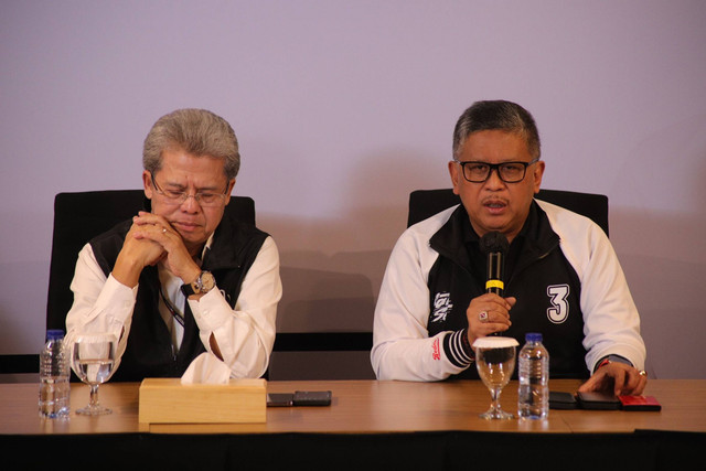 Sekretaris TPN Ganjar-Mahfud, Hasto Kristiyanto (kanan), didampingi Deputi Hukum TPN Ganjar-Mahfud, Todung Mulya Lubis (kiri), pada konferensi pers di Media Center TPN Ganjar-Mahfud, Menteng, Jakarta Pusat, Rabu (17/1/2024). Foto: Jamal Ramadhan/kumparan