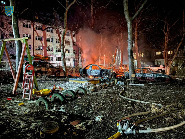 Kondisi usai serangan drone Rusia di sebuah bangunan tempat tinggal di Odesa, Ukraina pada Rabu (17/1/2024). Foto: Reuters