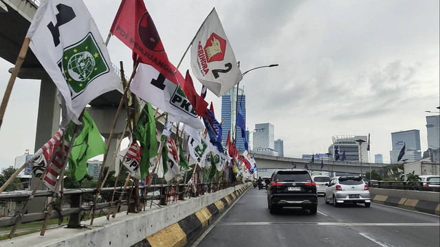 Bendera partai terpasang di Flyover Mampang, Jalan Gatot Subroto, Jakarta Selatan, Rabu (17/1). Foto: Jonathan Devin/kumparan