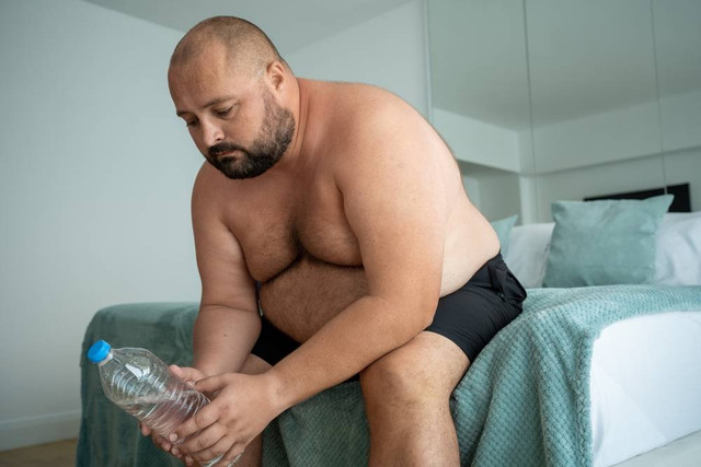 Ilustrasi pria mengalami obesitas. Foto: DimaBerlin/Shutterstock