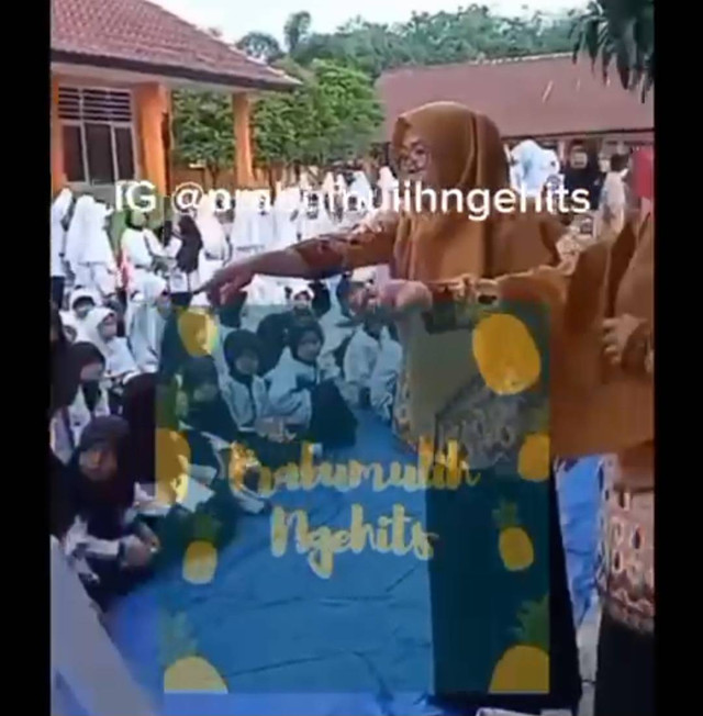 Potongan video saat guru yang pasak muridnya berinfak. (foto: Instagram Prabumulihngehits)