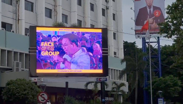 Videotron menampilkan capres nomor urut 01, Anies Baswedan di Jalan Sumatera, Kecamatan Tambaksari, Surabaya pada Rabu (17/1/2024). Foto: Farusma Okta Verdian/kumparan