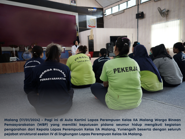 Warga  binaan mendengarkan arahan kalapas