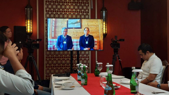 Dirut BRI Sunarso (Kiri) didampingi Corporate Secretary Agustya Hendy Bernady melakukan video conference dari WEF di Davos, dengan media di Jakarta. Foto: Wendiyanto/kumparan