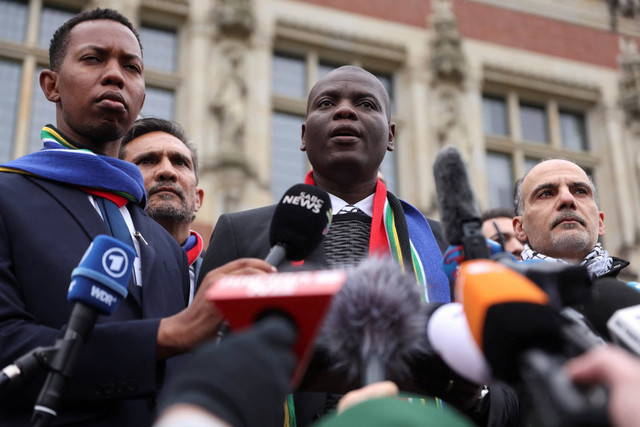 Menteri Kehakiman Afrika Selatan Ronald Lamola di dekat Mahkamah Internasional (ICJ), Den Haag, Belanda, pada 12 Januari 2024. Foto: Thilo Schmuelgen/REUTERS