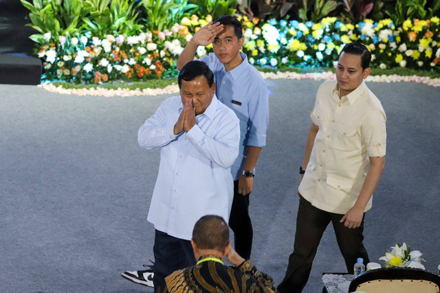 Paslon nomor urut 02 Prabowo Subianto dan Gibran Rakabuming Raka menghadiri acara Paku Integritas KPK di Gedung KPK, Jakarta, Rabu (17/1/2024).
 Foto: Iqbal Firdaus/kumparan