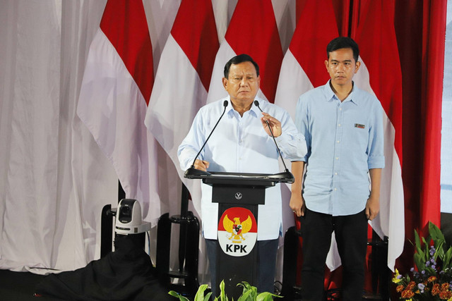 Paslon nomor urut 02 Prabowo Subianto dan Gibran Rakabuming Raka menyampaikan gagasannya pada acara Paku Integritas KPK di Gedung KPK, Jakarta, Rabu (17/1/2024). Foto: Iqbal Firdaus/kumparan