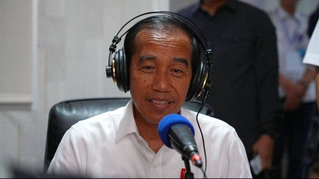 Presiden Joko Widodo saat siaran pertama RRI di IKN, Rabu (17/1/2024). Foto: Kris/Biro Pers Sekretariat Presiden