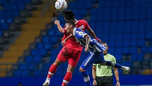Pemain Persiba Balikpapan dan Sulut United berduel di udara untuk mendapatkan bola dalam lanjutan laga Play Off Degradasi Liga 2 Indonesia di Stadion Bantakan, Balikpapan, Rabu (17/1). Laga berakhir dengan skor 2-1 untuk kemenangan Sulut United. (foto: liga 2)