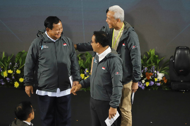 Capres nomor urut 01 Anies Baswedan berbincang dengan capres nomor urut 02 Prabowo Subianto dan capres nomor urut 03 Ganjar Pranowo usai acara Paku Integritas KPK di Gedung KPK, Jakarta, Rabu (17/1/2024). Foto: Iqbal Firdaus/kumparan