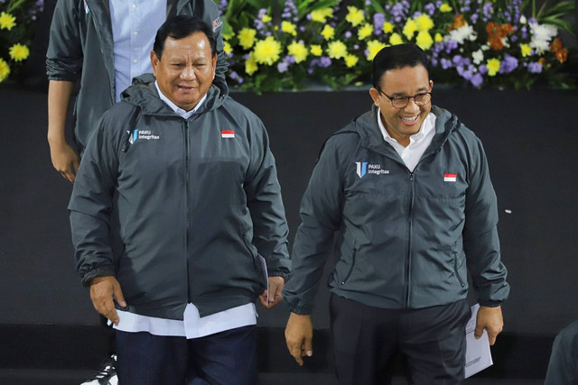 Capres nomor urut 01 Anies Baswedan berbincang dengan capres nomor urut 02 Prabowo Subianto usai acara Paku Integritas KPK di Gedung KPK, Jakarta, Rabu (17/1/2024). Foto: Iqbal Firdaus/kumparan