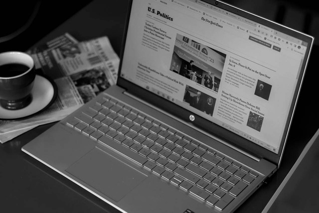 Ilustrasi Harga dan Spesifikasi HP Laptop 14s-dk1515AU. Sumber: Pexels/Anna Keibalo