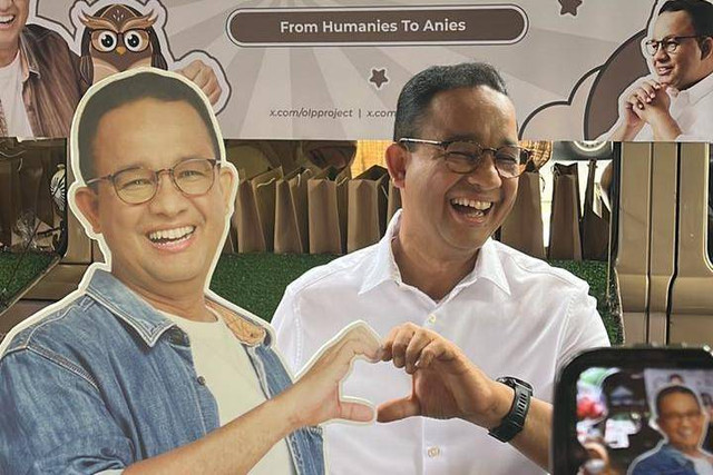 Capres 01 Anies Baswedan mengunjungi Foodtruck untuk capres 01 Anies Baswedan di venue Desak Anies, Jakarta Selatan, Kamis (18/1/2024). Foto: Haya Syahira/kumparan