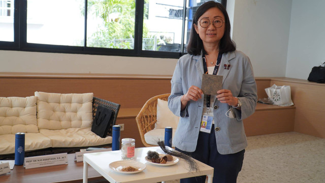 Prof. Dr. Juliana Anggono, S.T., M.Sc., Profesor dalam bidang ilmu Teknik Mesin PCU menunjukkan hasil penelitiannya mengenai "Material Interior Mobil berbahan Campuran antara serat ampas tebu dan Plastik Bekas".