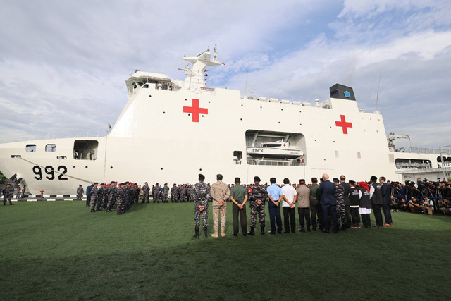 Menhan Prabowo Subianto melepas keberangkatan kapal rumah sakit TNI KRI dr. Radjiman Wedyodiningrat-992 ke Palestina, di Dermaga Komando Lintas Laut Militer (Kolinlamil), Jakarta Utara, Kamis (18/1/2024). Foto: Dok. Istimewa