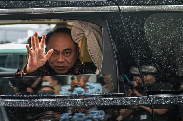 Menteri Komunikasi dan Informatika Budi Arie Setiadi melambaikan tangan usai kunjungan di Bandung, Jawa Barat, Kamis (18/1/2024). Foto: ANTARA FOTO/Raisan Al Farisi