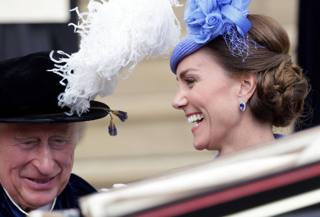 Pangeran Charles dari Inggris dan Kate Middleton dari Inggris berangkat dari Kapel St George setelah menghadiri Upacara Ordo Garter Paling Mulia di Kastil Windsor di Windsor, sebelah barat London pada 13 Juni 2022. Foto: Chris Jackson / POOL / AFP