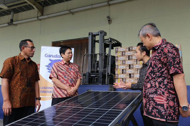 Basuki Nur Rohman Direktur Garudafood (batik lengan pendek warna cokelat),Hardianto Atmadja Presiden Direktur Garudafood (batik lengan pendek merah)  didampingi oleh Prof. Tri Basuki Joewono Ph.D, Rektor Universitas Katolik Parahyangan Bandung (berambut putih) dan Direktur Utama ARUNA, Audwin Purwadi (batik lengan panjang hitam) meninjau panel Pembangkit Listrik Tenaga Surya (PLTS) Atap dan deretan kendaraan operasional listrik yang digunakan oleh Garudafood. dok. Garudafood