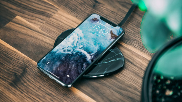Ilustrasi hp dengan wireless charging. Foto: unsplash