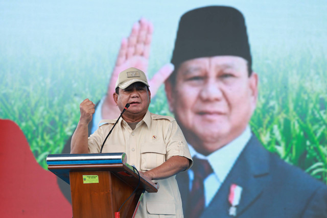 Menteri Pertahanan Prabowo Subianto menghadiri acara Temu Akbar Lembaga Masyarakat Desa Hutan (LMDH) se-Jawa Tengah di Lapangan Jeponkrajan Blora, Kamis (18/1/2024). Foto: Dok. Istimewa