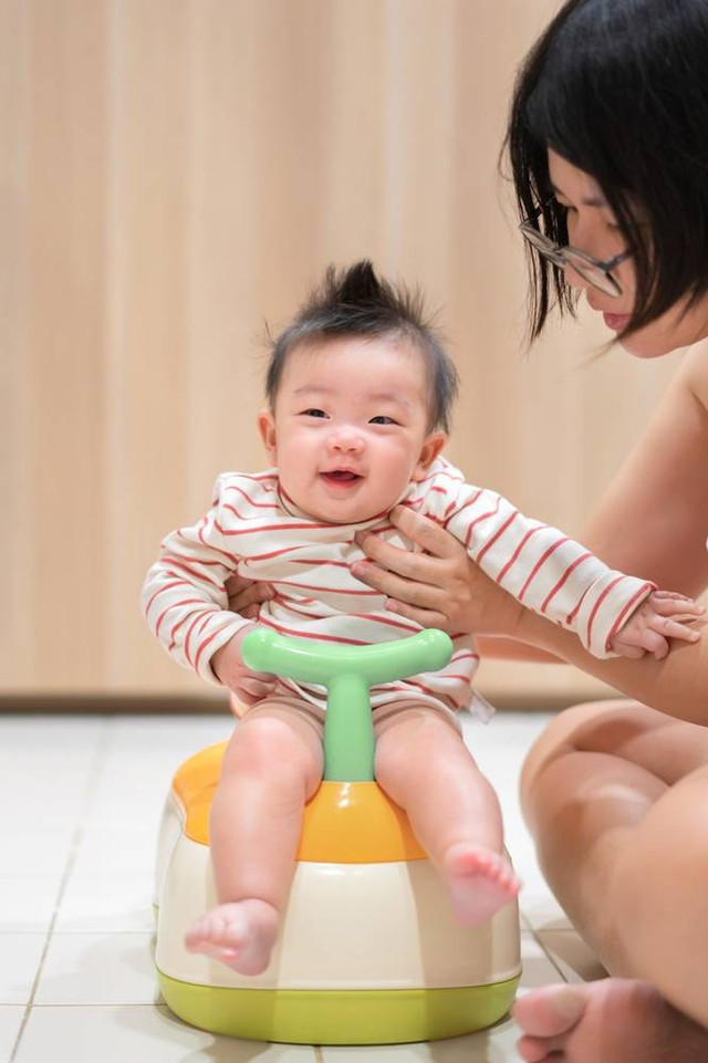Ilustrasi balita melakukan toilet training. Foto: Chanintorn.v/Shutterstock 