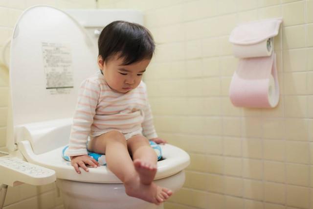 Ilustrasi balita melakukan toilet training. Foto: kai keisuke/Shutterstock