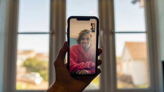 Ilustrasi Cara Mengobati Rasa Kangen LDR. Foto: dok. Unsplash/Ben Collins