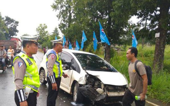 Satlantas Polres Lubuklinggau saat berada di lokasi kejadian, Foto : Satlantas Polres Lubuklinggau
