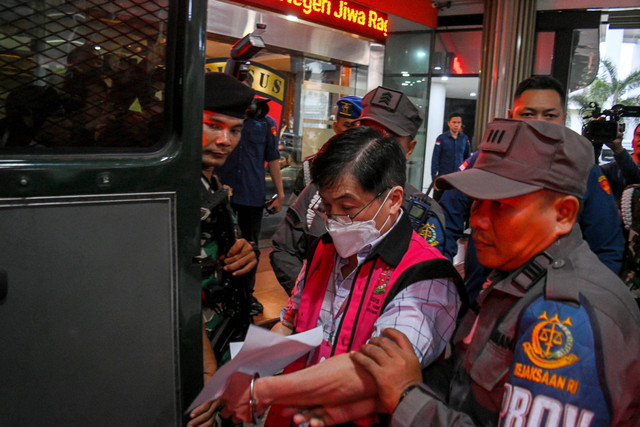 Tersangka dugaan tindak pidana korupsi Budi Said berjalan menuju mobil tahanan di Kejaksaan Agung (Kejagung), Jakarta, Kamis (18/1/2024). Foto: Sulthony Hasanuddin/ANTARA FOTO
