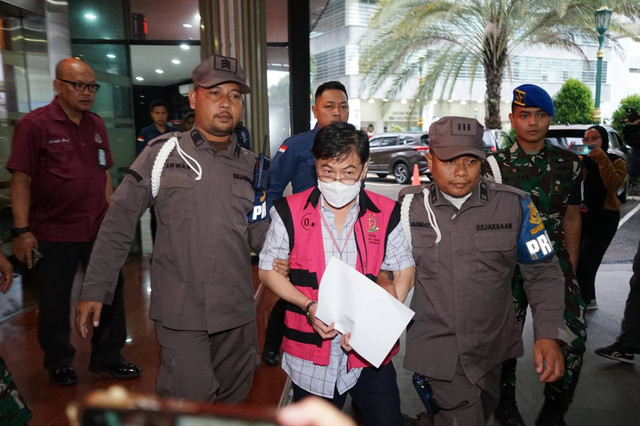 Tersangka dugaan tindak pidana korupsi Budi Said berjalan menuju mobil tahanan di Kejaksaan Agung (Kejagung), Jakarta, Kamis (18/1/2024). Foto: Kejagung