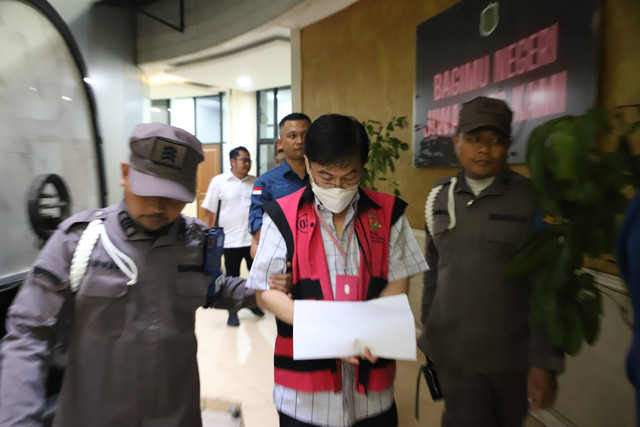 Tersangka dugaan tindak pidana korupsi Budi Said berjalan menuju mobil tahanan di Kejaksaan Agung (Kejagung), Jakarta, Kamis (18/1/2024). Foto: Kejagung