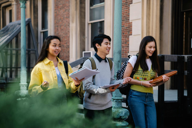 3 Contoh Surat Kesan Pesan untuk Kakak Panitia Ospek. Foto:Pexels/George Pak.