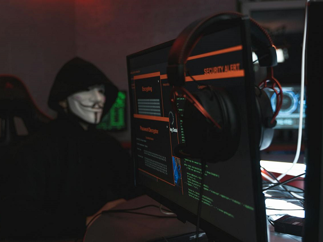 Ilustrasi dampak positif dan negatif kemajuan iptek di bidang hukum pertahanan dan keamanan. Sumber: pexels.com/TimaMiroshnichenko.