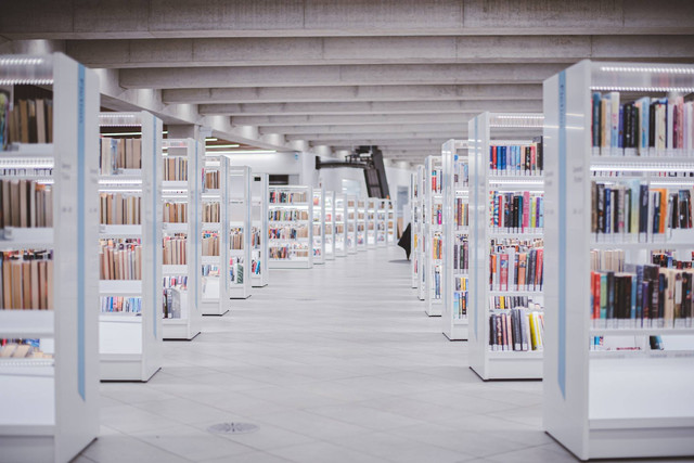 Perpustakaan di Yogyakarta. Foto hanya ilustrasi, bukan gambar sebenarnya. Sumber: Unsplash/ Ryunosuke Kikuno.