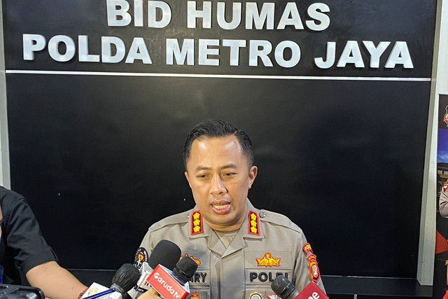 Kabid Humas Polda Metro Jaya Kombes Pol Ade Ary Syam Indradi melakukan doorstop di ruang Humas Mapolda Metro Jaya, Jumat (19/1/2024). Foto: Thomas Bosco/kumparan