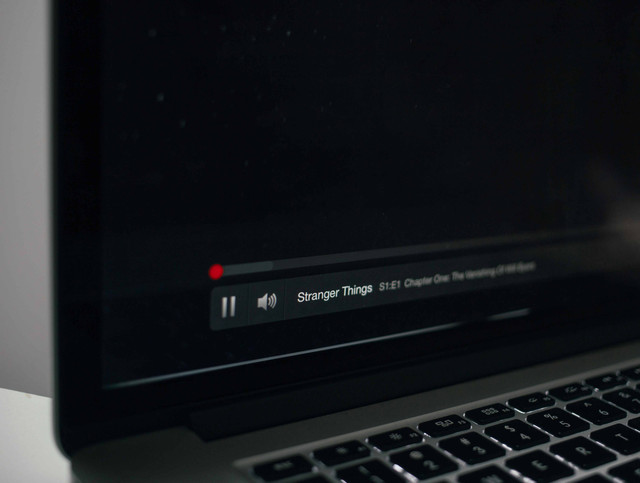Ilustrasi cara memasukkan subtitle ke video di laptop. Foto: Unsplash 