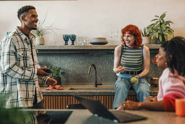 Ilustrasi manfaat silaturahmi bagi orang lain. Foto: Unsplash/Samsung UK