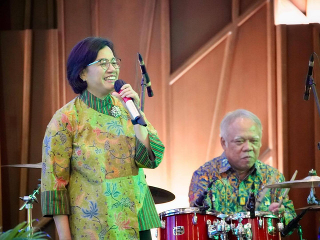 Menteri Keuangan Sri Mulyani bersama Menteri PUPR Basuki Hadimuljono bernyanyi lagu Cat Size. Foto: Instagram/@smindrawati