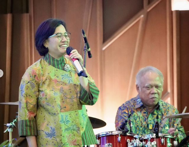 Menteri Keuangan Sri Mulyani saat bernyanyi diiringi Pak Bas. Foto: Instagram @smindrawati
