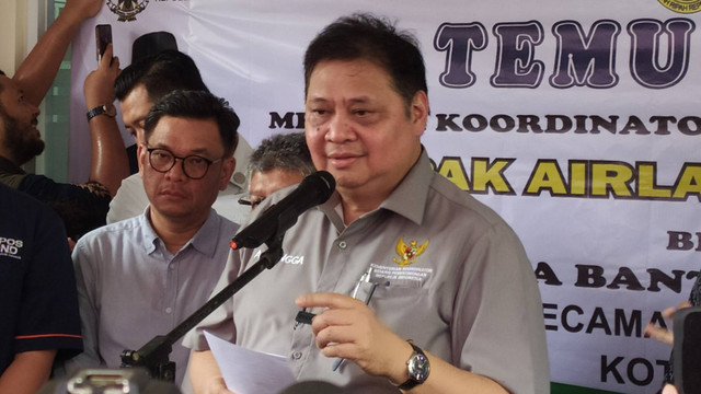 Penyerahan bantuan pangan oleh Menko Bidang Perekonomian Airlangga Hartarto di Kecamatan Batununggal, Kota Bandung, pada Jumat (19/1).  Foto: Rachmadi Rasyad/kumparan