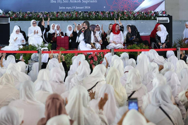Istri Capres 03 Ganjar Pranowo, Siti Atikoh Ganjar menyampaikan sambutan di acara istigasah kebangsaan di Jatim Expo, Surabaya, Jumat (19/1/2024). Foto: Dok. Istimewa