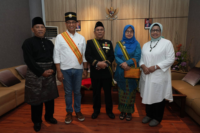 Capres Anies Baswedan disambut Lembaga Adat Melayu Provinsi Kepulauan Riau Kota Batam saat tiba di Bandara Hang Nadim, Jumat (19/1). Foto: Dok. Istimewa
