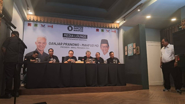 Konpers Tim Hukum TPN Ganjar-Mahfud terkait penangkapan Palti Hutabarat, Jumat (19/1). Foto: Annisa Thahira Madina/kumparan