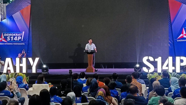 Ketua Umum Partai Demokrat, Agus Harimurti Yudhoyono (AHY), berkampanye di GOR Kridosono, Kota Yogyakarta, Jumat (19/1/2024). Foto: Arfiansyah Panji Purnandaru/kumparan