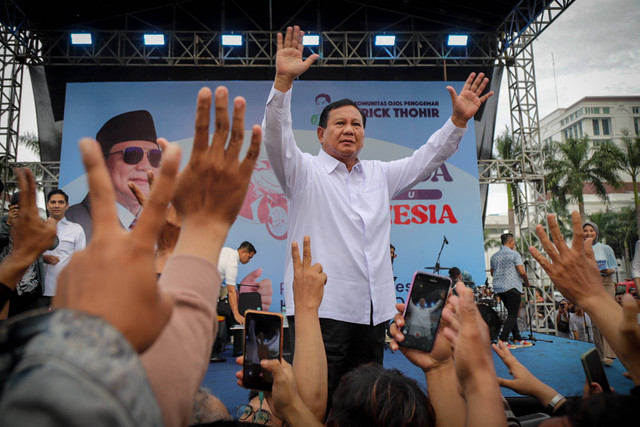 Capres 02 Prabowo Subianto menghadiri acara 'Roda Dua Menuju Indonesia Maju' yang diselenggarakan Komunitas Ojol Penggemar Erick Thohir di Lapangan Banteng, Jakarta, Jumat (19/1/2024). Foto: Jamal Ramadhan/kumparan