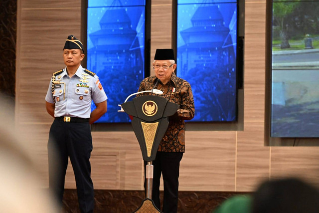 Wapres Ma'ruf Amin memberikan sambutan dalam acara Brawijaya Halal Summit di Universitas Brawijaya, Malang, Jawa Timur, Jumat (19/1). Foto: Jonathan Devin/kumparan