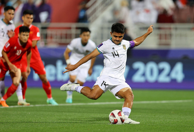 Asnawi Mangkualam mengeksekusi penalti saat laga Timnas Indonesia vs Vietnam dalam matchday kedua Grup D Piala Asia di Abdullah Bin Khalifa Stadium, Qatar, pada Jumat (19/1/2024). Foto: REUTERS/Ibraheem Al Omari