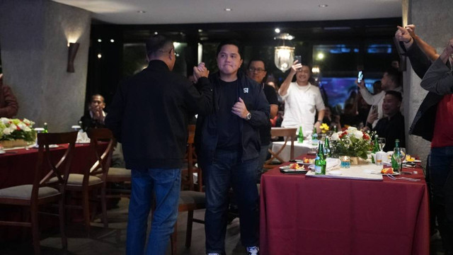 Ketua Umum PSSI, Erick Thohir nonton laga Timnas Indonesia vs Vietnam dalam matchday kedua Grup D Piala Asia Qatar pada Jumat (19/1/2024). Foto: REUTERS/Ibraheem Al Omari